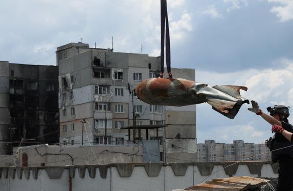 Bomb removal in Kharkiv